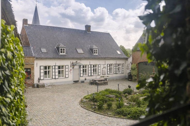 Authentic, charming square farm for sale in Brakel.