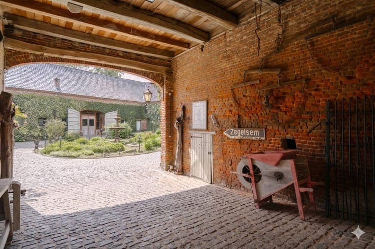 Authentic, charming square farm for sale in Brakel.