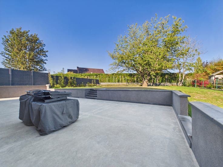 5-bedroom villa with 4-car garage and garden