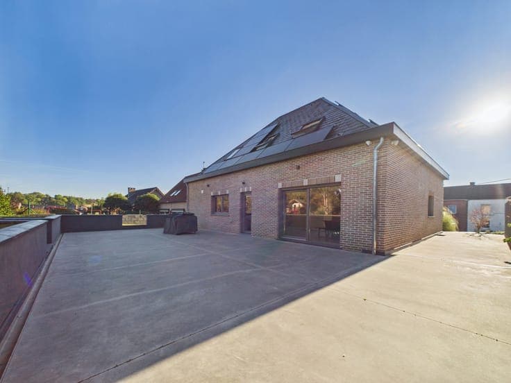 5-bedroom villa with 4-car garage and garden