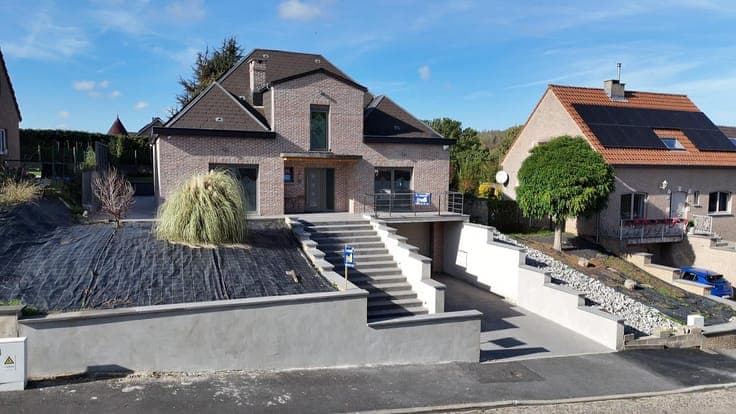 5-bedroom villa with 4-car garage and garden