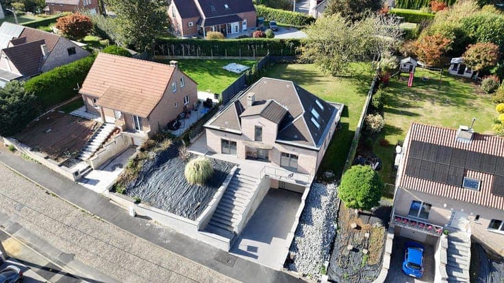 5-bedroom villa with 4-car garage and garden