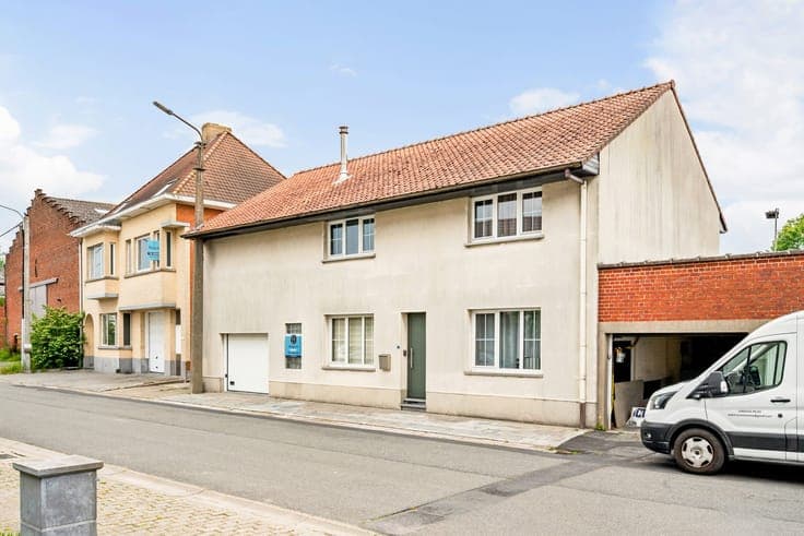 Spacious 6-bedroom house with garage and garden