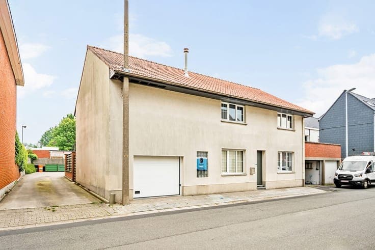 Spacious 6-bedroom house with garage and garden