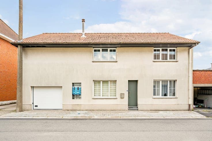 Spacious 6-bedroom house with garage and garden