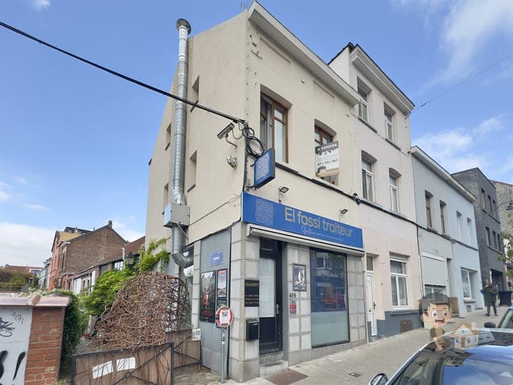 Investment property with 3 units!