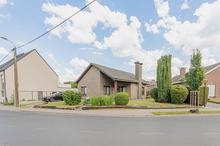 Spacious 3-bedroom bungalow with sunny garden