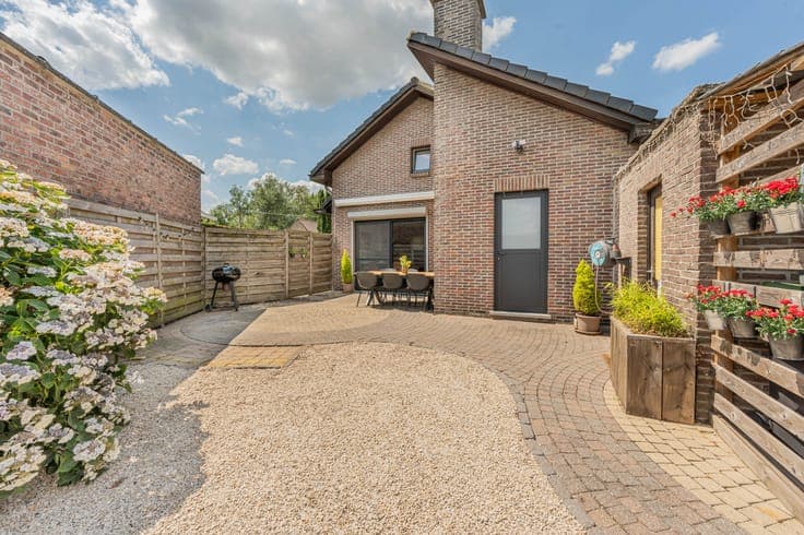 Spacious 3-bedroom bungalow with sunny garden