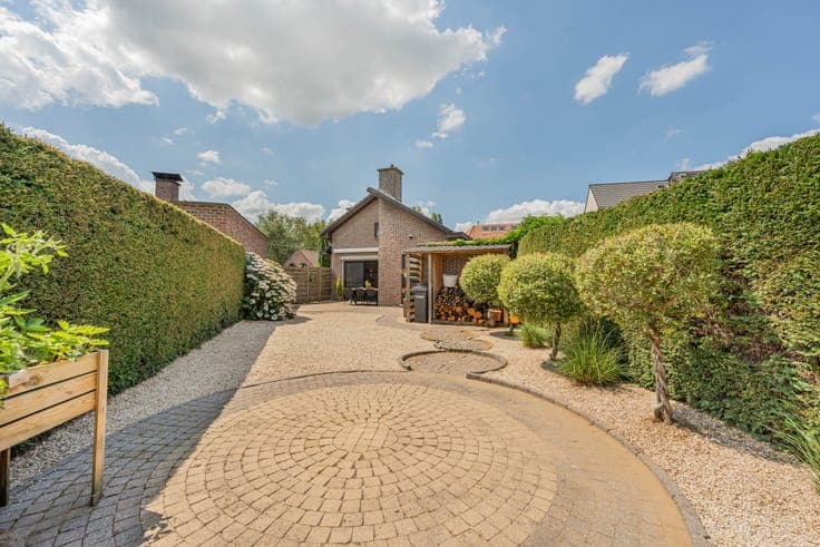 Spacious 3-bedroom bungalow with sunny garden