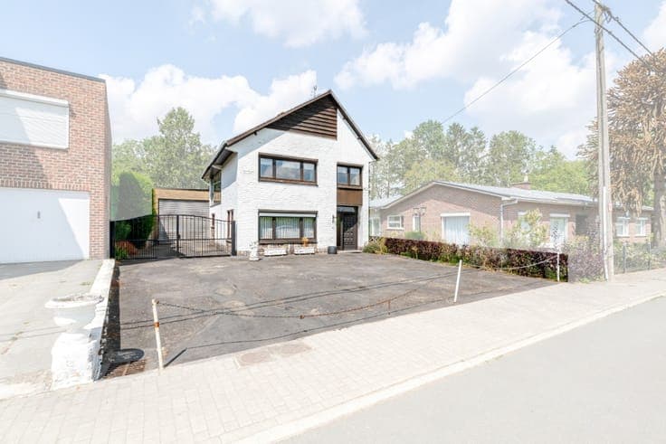 Villa with hangar in Dilbeek