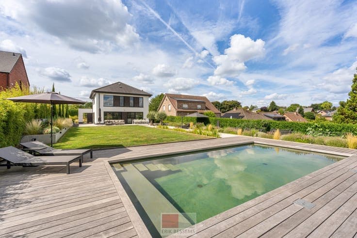 Op een royaal perceel van circa 910 m² ligt deze moderne ...