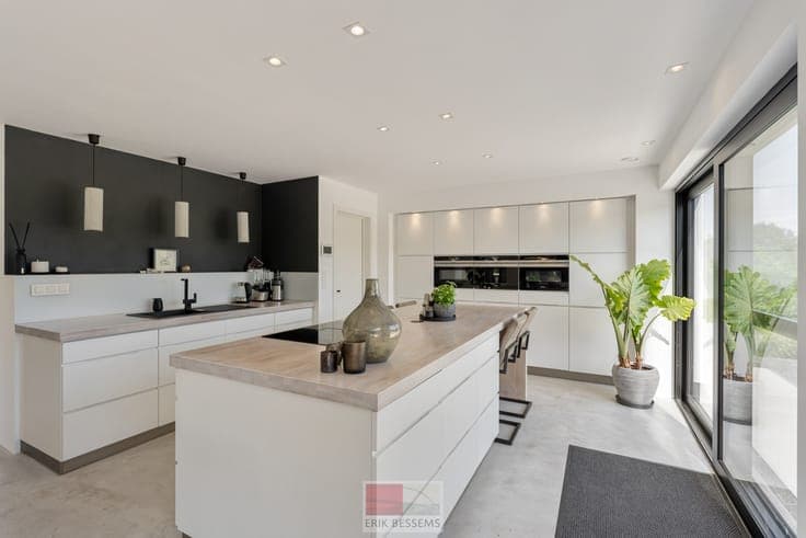 Op een royaal perceel van circa 910 m² ligt deze moderne ...