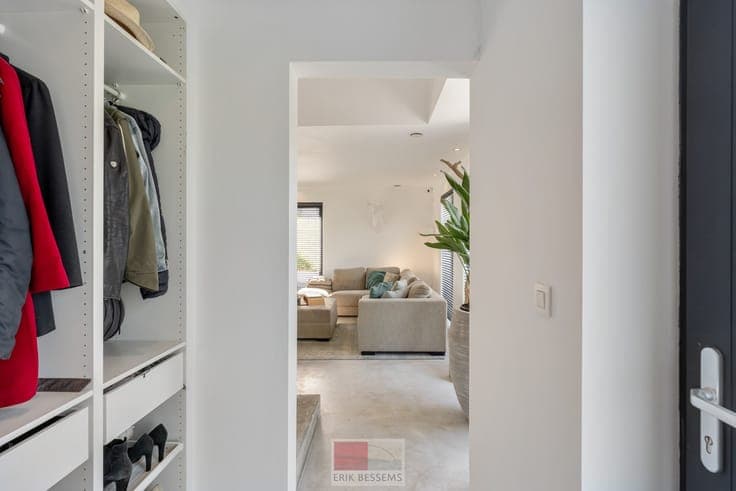 Op een royaal perceel van circa 910 m² ligt deze moderne ...
