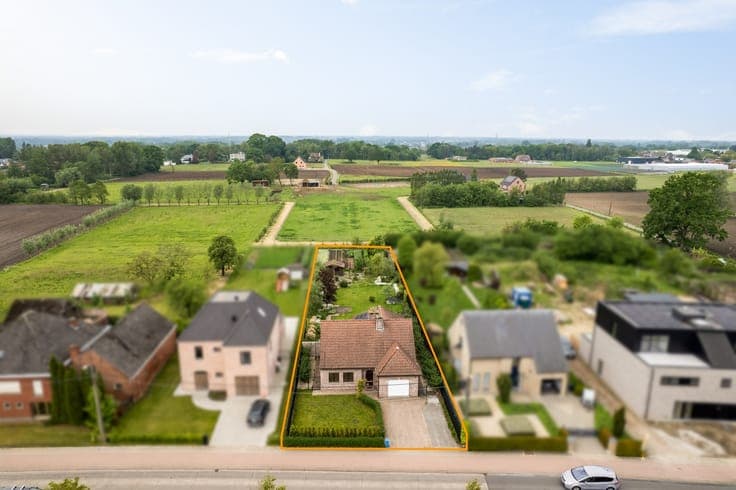 Woning met 3 (mogelijks 4) slpkrs op ruim perceel te Putte
