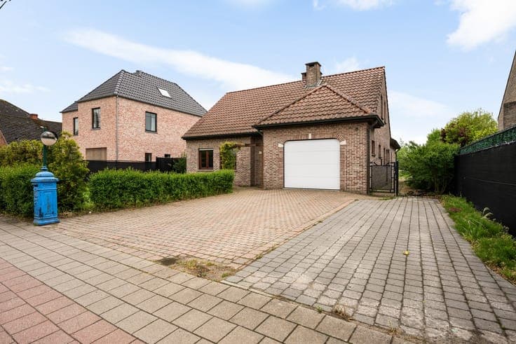 Woning met 3 (mogelijks 4) slpkrs op ruim perceel te Putte