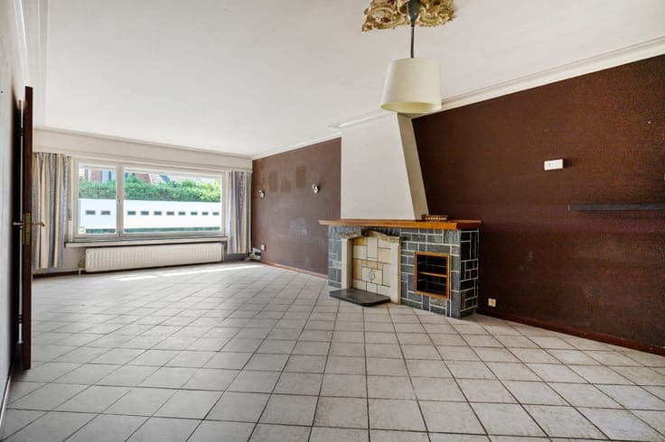 Vrijstaande, te renoveren woning met 3 slpk., garage en tuin