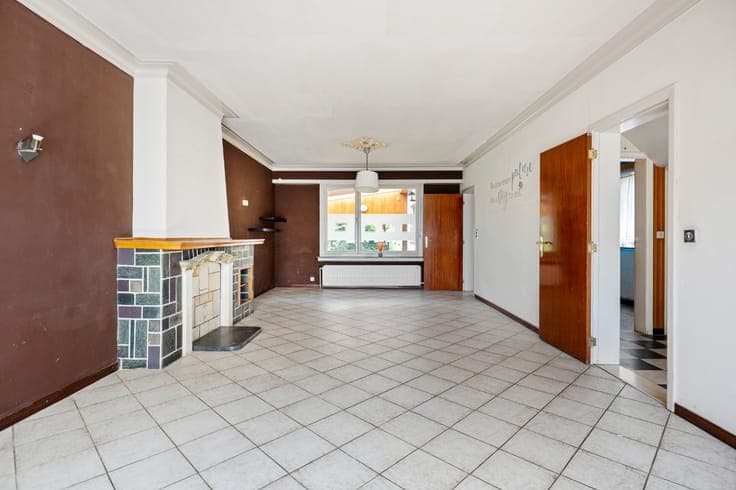 Vrijstaande, te renoveren woning met 3 slpk., garage en tuin