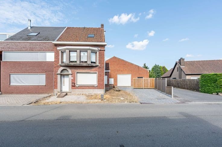 Woning met magazijn en 3 slaapkamers te koop in Waregem!
