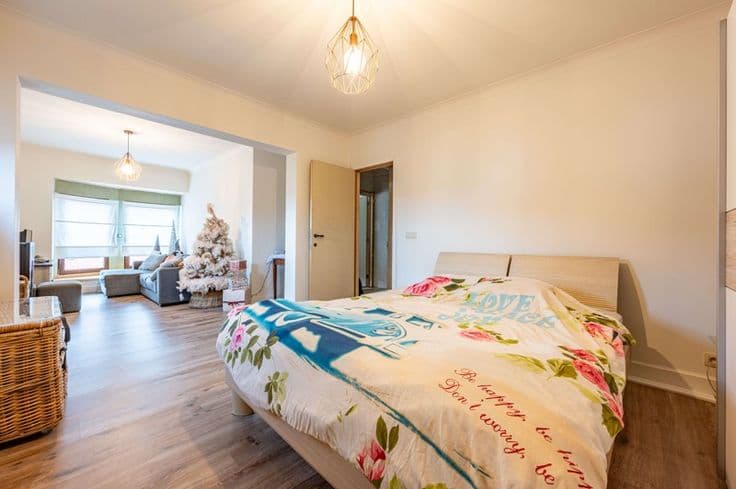 Woning met magazijn en 3 slaapkamers te koop in Waregem!