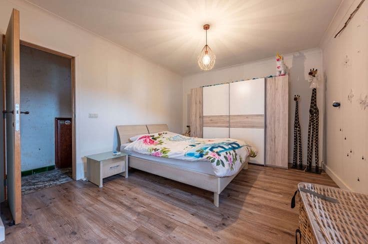 Woning met magazijn en 3 slaapkamers te koop in Waregem!