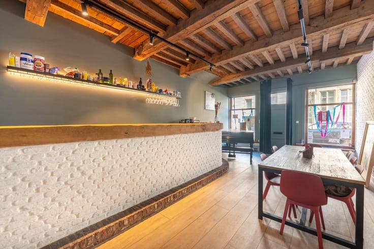 Karaktervolle woning met originele bar in hartje Antwerpen