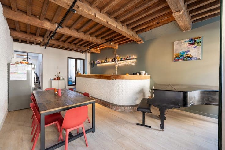 Karaktervolle woning met originele bar in hartje Antwerpen