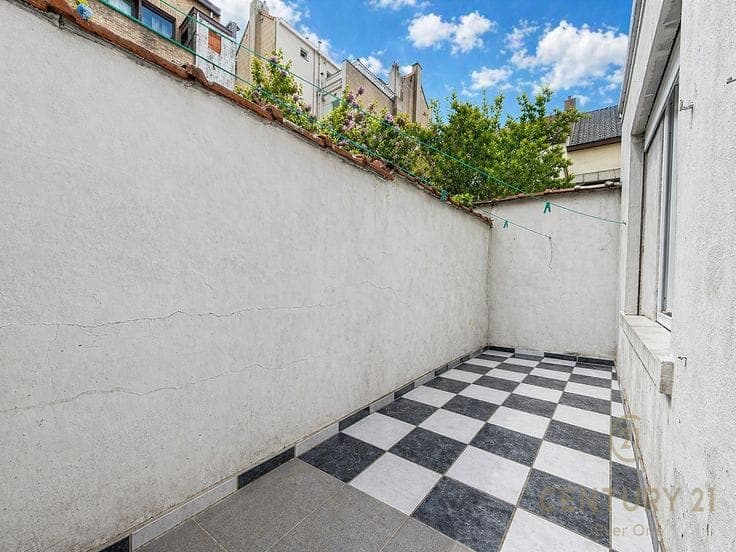5-bedroom house with one bedroom on the ground floor, court…