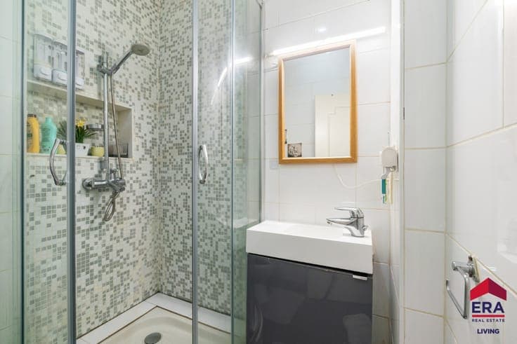 Spacious house with 6 bedrooms & 3 bathrooms