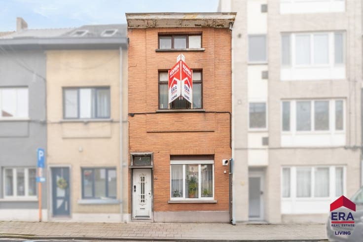Spacious house with 6 bedrooms & 3 bathrooms