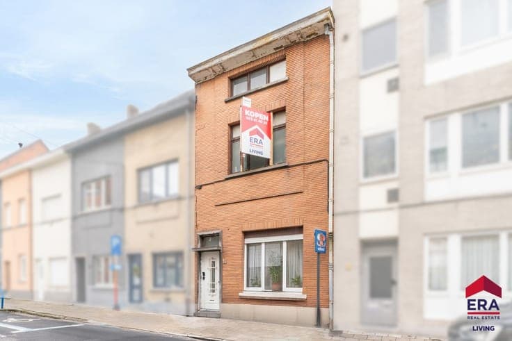Spacious house with 6 bedrooms & 3 bathrooms