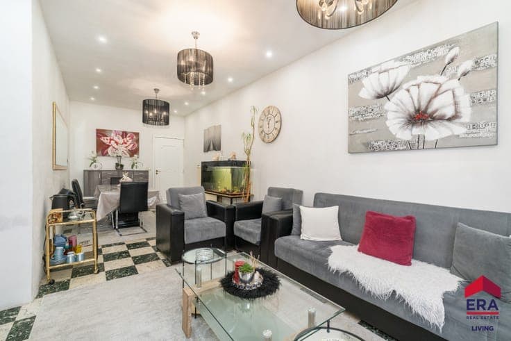 Spacious house with 6 bedrooms & 3 bathrooms