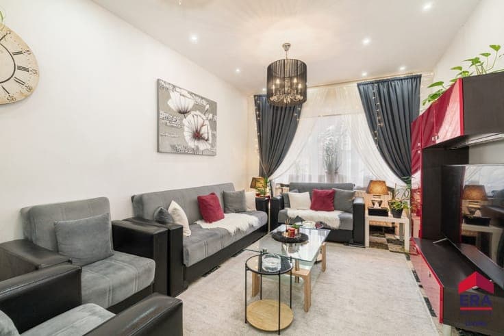 Spacious house with 6 bedrooms & 3 bathrooms