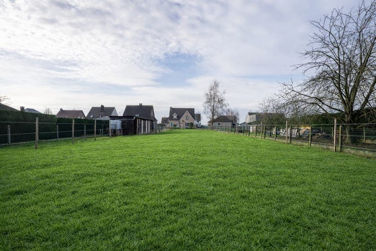 Vrijstaande villa met paardenstallen en weide.