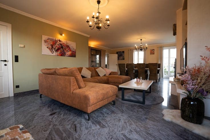 Vrijstaande villa met paardenstallen en weide.