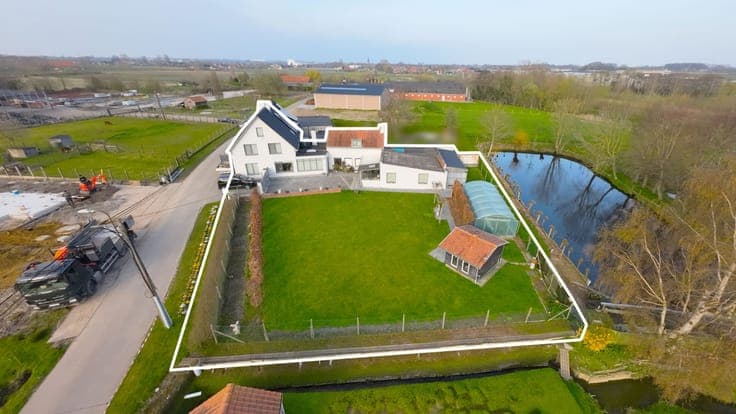 Landelijk gelegen halfopen woning te Oostnieuwkerke