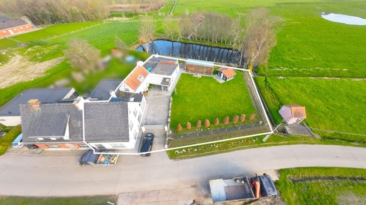 Landelijk gelegen halfopen woning te Oostnieuwkerke