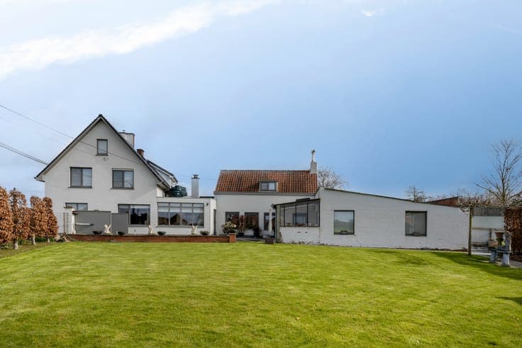 Landelijk gelegen halfopen woning te Oostnieuwkerke