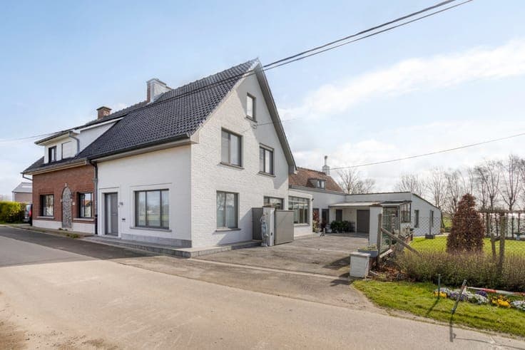 Landelijk gelegen halfopen woning te Oostnieuwkerke