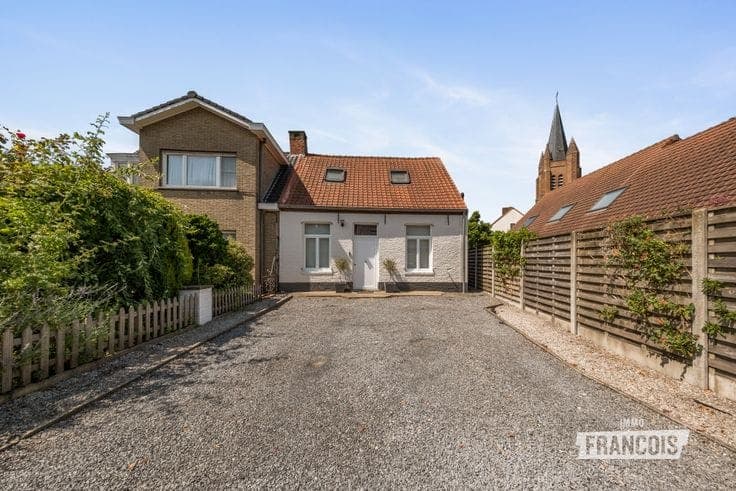 Move-in ready starter home with large garden for sale in Ru…