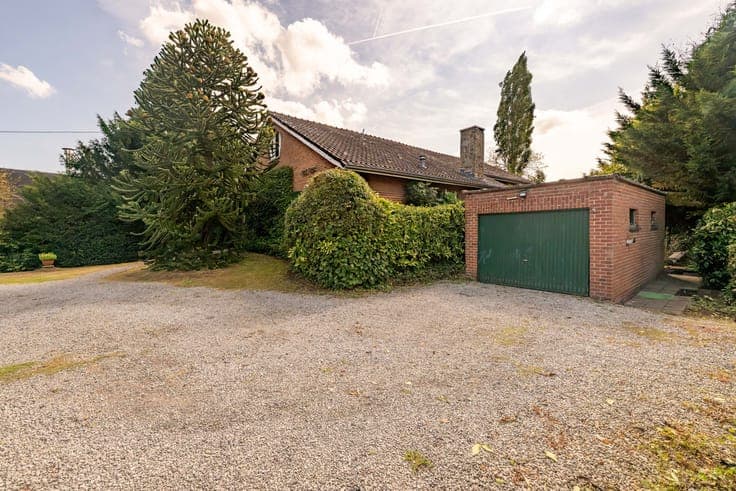 Charmante, op te knappen, statige villa met 3 slaapkamers...