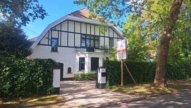 A charming villa built in 1920 on a lot of approximately 15
