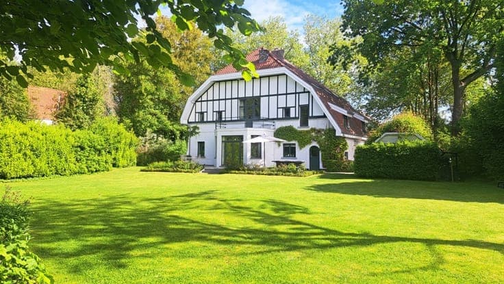 A charming villa built in 1920 on a lot of approximately 15