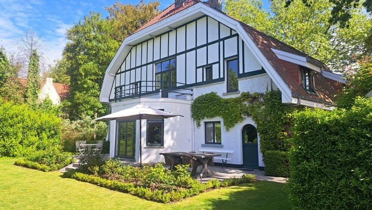 A charming villa built in 1920 on a lot of approximately 15