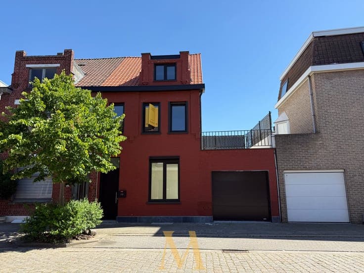Gerenoveerde stadswoning met 4 slaapkamers, garage en ter...