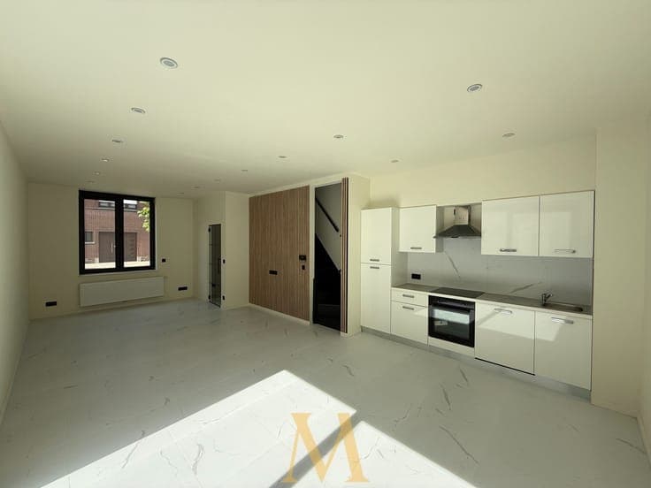 Gerenoveerde stadswoning met 4 slaapkamers, garage en ter...