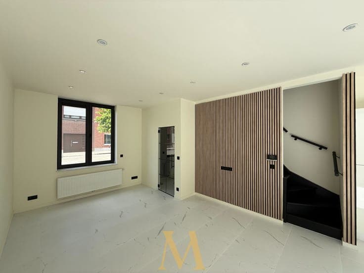 Gerenoveerde stadswoning met 4 slaapkamers, garage en ter...