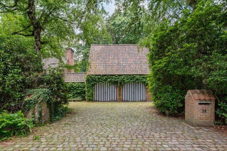 AARTSELAAR – Villa in a prestigious residential area