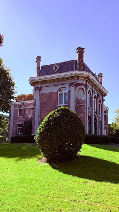 Stately Art Deco townhouse with caretaker’s accommodation on