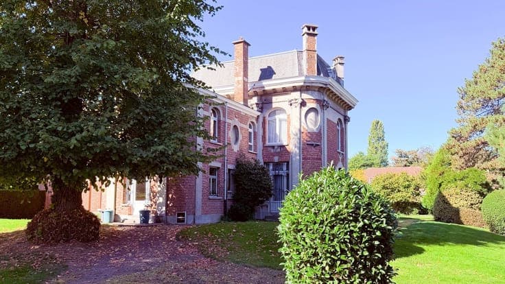 Stately Art Deco townhouse with caretaker’s accommodation on