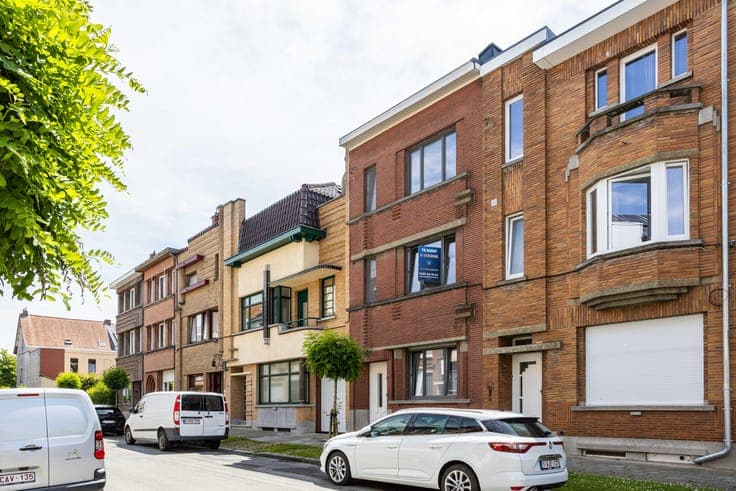 Karaktervolle BURGERWONING mét STADSTUIN, in de gekendste...